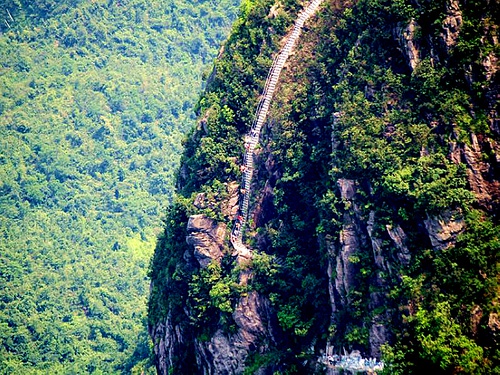【4月17】广东第一险峰登山道金子山爬天梯,赏杜鹃