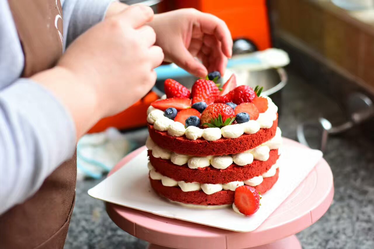 榴芒甜品- 一起体验烘焙制作红丝绒草莓蛋糕吧