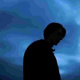 丿\