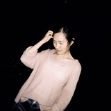 窝在沙发里的猫