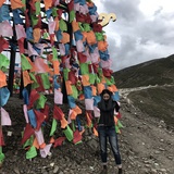 看女孩的小报纸