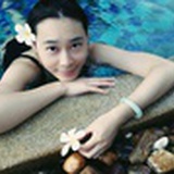 潜在水下的胖子
