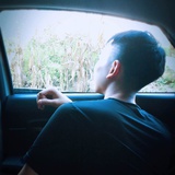 他举起右手点名