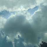 飞叉叉的云朵朵