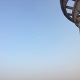 吃肉。