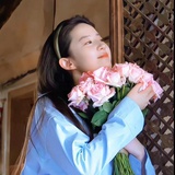 纳滋咩爱杏红。