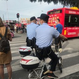 别动！我带枪了