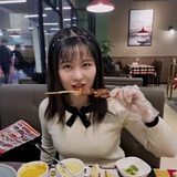 咀嚼美食的阿萍