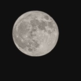 ゛月满居于夜空