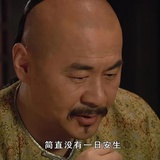 挠痒痒的小白猫