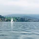 负箧曳屣的何簌