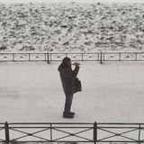 为鸟筑巢的渔民