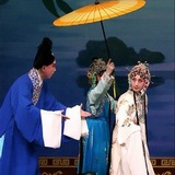 回首又见我