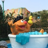蹲城边