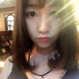 池塘边的小树苗