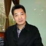 专注的小蜜蜂