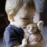抱猫咪的小孩
