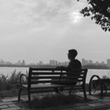 秉译故