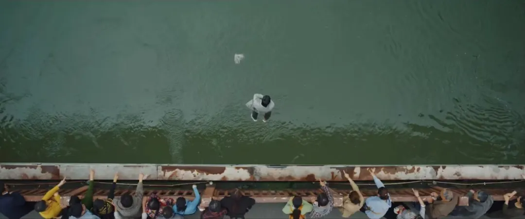 周冬雨跳河后，导演张国立走向失败