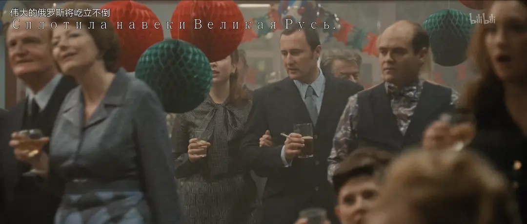 瞧啊，白色的飞鸟，赤褐的房屋；大海，永远俘获了我的心