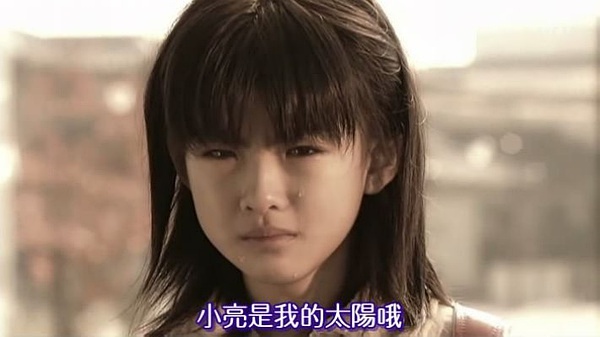 这个小女孩挺会给自己加戏的